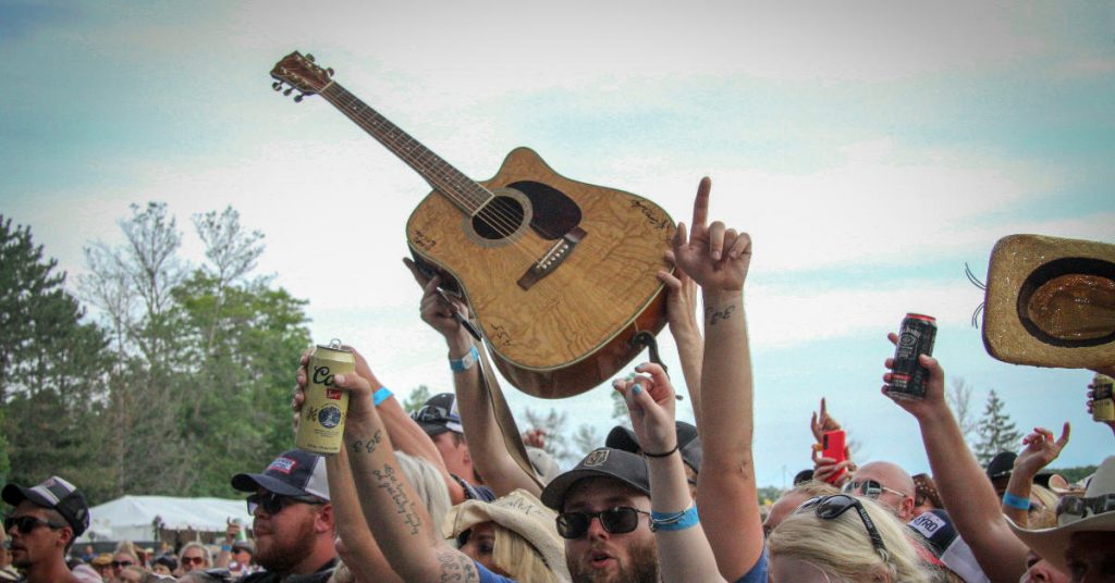 People asking travit Tritt to sign their guitar