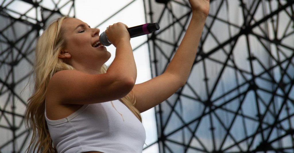 Elyse Saunders performing on the Boots & Hearts Stage