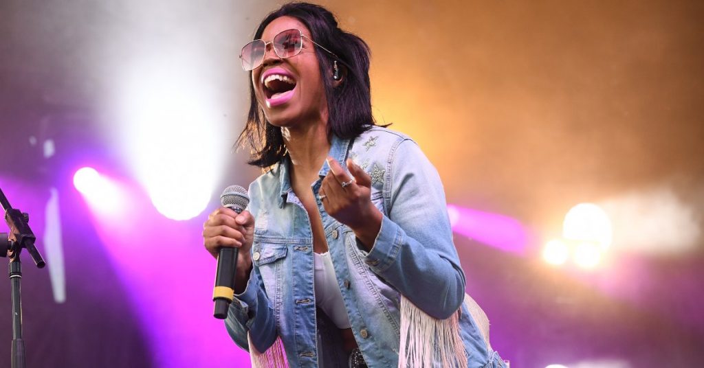 Sacha performing at the 2021 CMAO Awards